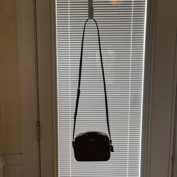 Brown leather signature Coach crossbody with arm green detail - Picture 5 of 9